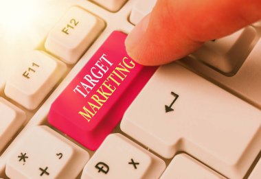 Hedef Pazarlamayı gösteren kavramsal el yazısı. İş fotoğrafı metni hedef kitlesi Reklam Müşterilerini Seçen.