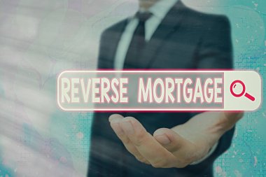 Ters ipoteği gösteren kavramsal el yazısı. Yaşlılara iş fotoğrafı yazılı kredisi, altmışların üstünde ve yaşlıların iade edilmesi için..