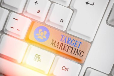 Hedef Pazarlamayı gösteren kavramsal el yazısı. İş fotoğrafçılığı hedef kitlesi Reklam Müşterileri Seçilen.