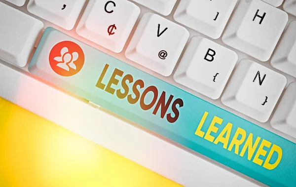 Textverarbeitung Lektionen Gelerntes. Geschäftskonzept zur Förderung von Teilen und Nutzen von Wissen aus Erfahrung. — Stockfoto