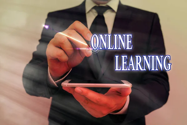 Panneau texte montrant l'apprentissage en ligne. Photo conceptuelle Larning avec l'aide d'Internet et d'un ordinateur . — Photo