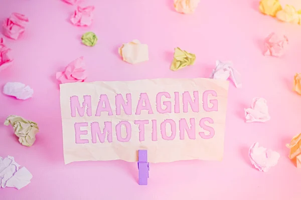 Escrevendo nota mostrando Managing Emotions. Foto de negócios showcasing Controlando sentimentos em si mesmo Manter a compostura Papéis coloridos amassados vazio lembrete rosa chão fundo clothespin . — Fotografia de Stock