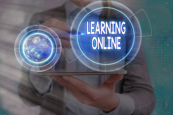 Konceptuell handskrift som visar Learning Online. Business photo text Lär dig något nytt med hjälp av internet och teknik Delar av denna bild som tillhandahålls av NASA. — Stockfoto