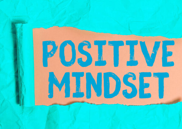 Пишу записку с позитивным настроем. Деловое фото, демонстрирующее ментальное и эмоциональное отношение, которое фокусируется на светлой стороне
.