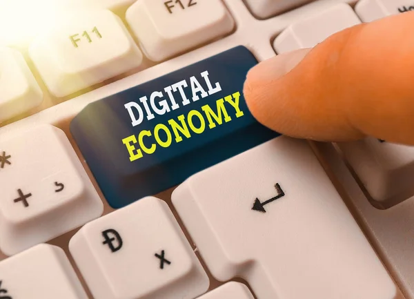Textová značka zobrazující digitální ekonomiku. Koncepční foto celosvětové sítě ekonomických aktivit a technologií. — Stock fotografie