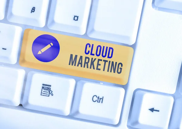 Kelime yazma metni Cloud Pazarlama. Bir organizasyonun hizmetlerini pazarlama süreci için iş kavramı. — Stok fotoğraf