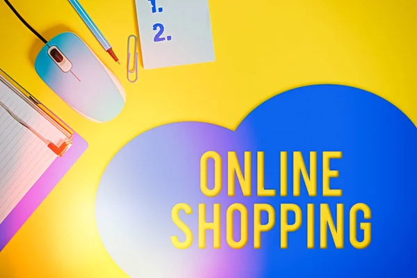 Parola di scrittura del testo Shopping online. Business concept per permette ai consumatori di acquistare le loro merci su Internet Appunti metallici foglio di carta bianco clip mouse matita nota sfondo colorato . — Foto Stock