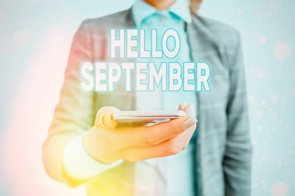 Escritura a mano conceptual que muestra Hello September. Foto de negocios con ganas de una cálida bienvenida al mes de septiembre . — Foto de Stock
