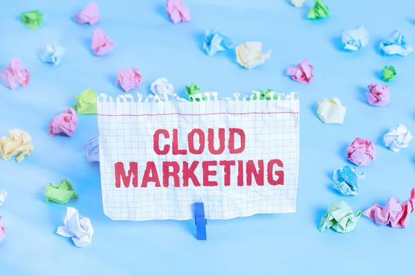 Znak tekstowy pokazujący Cloud Marketing. Koncepcyjne zdjęcie Proces organizacji do wprowadzania na rynek swoich usług Kolorowe pogniecione papiery puste przypomnienie niebieska podłoga tło szpilka. — Zdjęcie stockowe