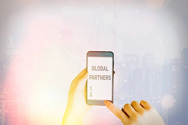 Redacción de textos a mano Global Partners. Concepto significado Dos o más empresas de diferentes países trabajan en equipo . — Foto de Stock