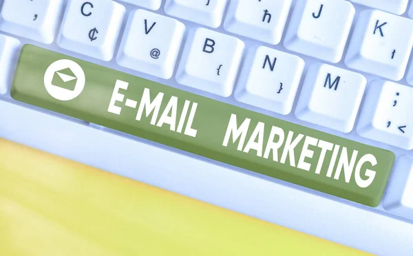 Texto para escrita de palavras Email Marketing. Conceito de negócio para o envio de uma mensagem comercial para um grupo de mostrar usando correio . — Fotografia de Stock