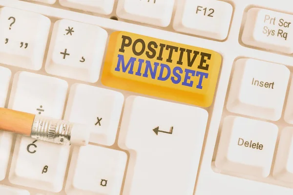 Texto de escrita de palavras Positive Mindset. Conceito de negócio para atitude mental e emocional que se concentra no lado positivo . — Fotografia de Stock