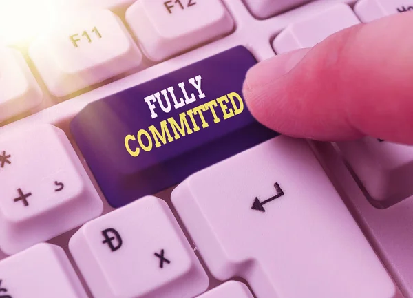 Segno di testo che mostra Fully Committed. Foto concettuale Estremamente d'accordo a fare qualcosa nella vita sicuramente . — Foto Stock