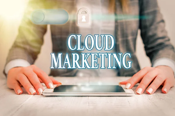 Skriva lapp som visar Cloud Marketing. Företagsfoto visa upp Processen för en organisation att marknadsföra sina tjänster. — Stockfoto