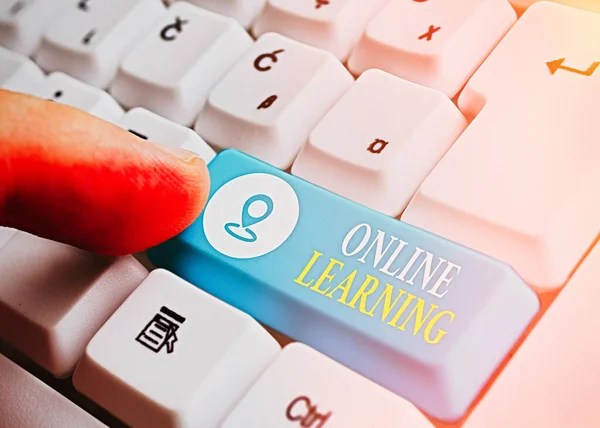 Ecriture conceptuelle montrant l'apprentissage en ligne. Texte de la photo d'affaires Larning avec l'aide d'Internet et d'un ordinateur . — Photo