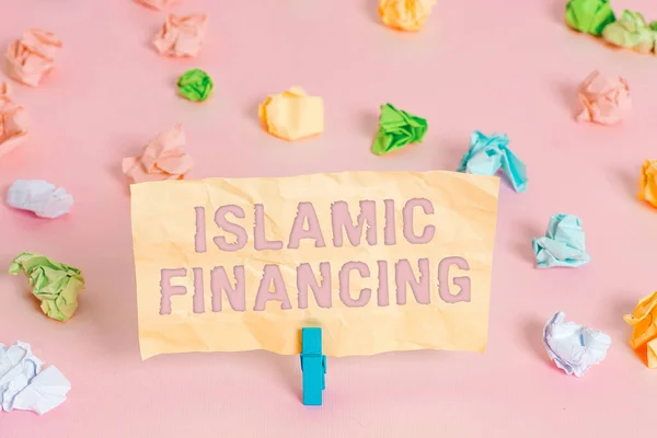Escribiendo una nota que muestra el financiamiento islámico. Muestra de fotos de negocios Actividad bancaria e inversión que cumple con la sharia Papeles arrugados coloreados recordatorio vacío Pinza de ropa de fondo rosa . — Foto de Stock
