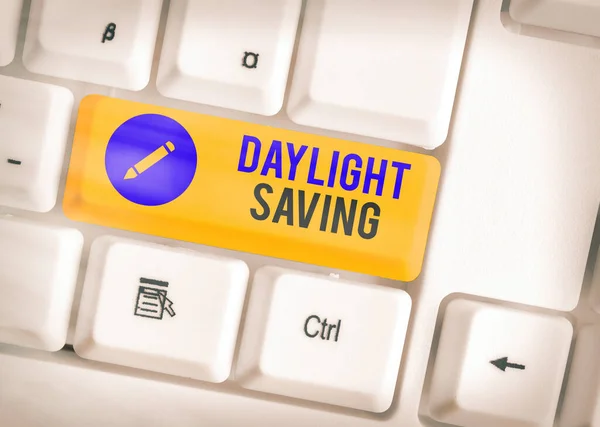 Tekst pisania słów Daylight Saving. Koncepcja biznesowa dotycząca technologii przechowywania danych, które mogą być wykorzystywane do ochrony danych. — Zdjęcie stockowe