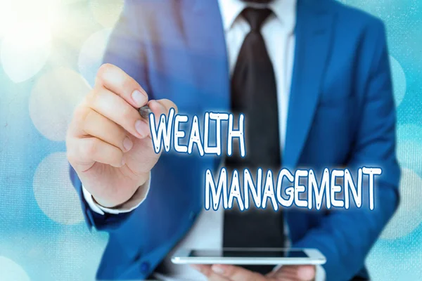 Slovo psaní textu Wealth Management. Obchodní koncepce pro udržení a růst dlouhodobé prosperity Finanční péče. — Stock fotografie