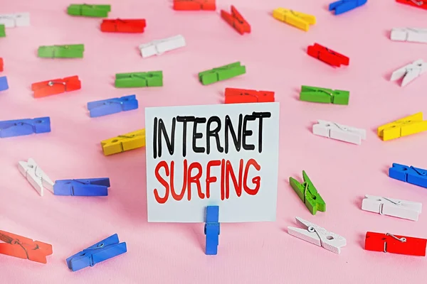 Texte d'écriture de mots Internet Surf. Concept d'entreprise pour la navigation sur des centaines de sites Web à l'aide de n'importe quel navigateur installé Papiers à pinces à linge colorés rappel vide fond rose épingle de bureau . — Photo