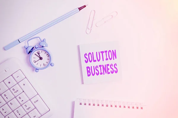 Conceptuele handschrift tonen Solution Business. Business foto tekst Marketing en reclame Payroll Accounting Research Kopieer ruimte op leeg briefpapier met klok en potlood op de tafel. — Stockfoto