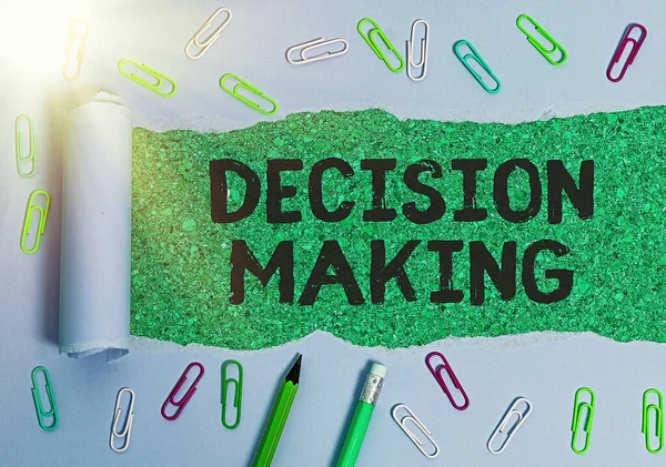 Nota de escrita mostrando a tomada de decisão. Foto de negócios mostrando o ato de decidir entre duas ou mais possibilidades . — Fotografia de Stock