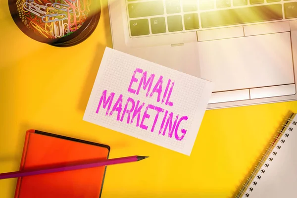 Textzeichen mit E-Mail Marketing. Konzeptfoto Senden einer kommerziellen Nachricht an eine Gruppe von Zeigen mit E-Mail Laptop Bleistift Clips Container Spirale Notizbuch farbigen Hintergrund. — Stockfoto