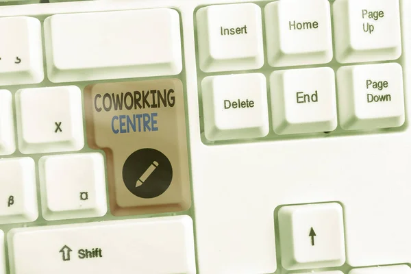 Sinal de texto mostrando Centro de Coworking. Foto conceitual local de trabalho compartilhado muitas vezes escritório e atividade independente . — Fotografia de Stock