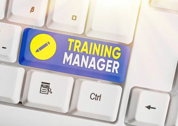 Nota di scrittura che mostra Training Manager. Business photo vetrina dando competenze necessarie per il miglioramento delle posizioni elevate . — Foto Stock