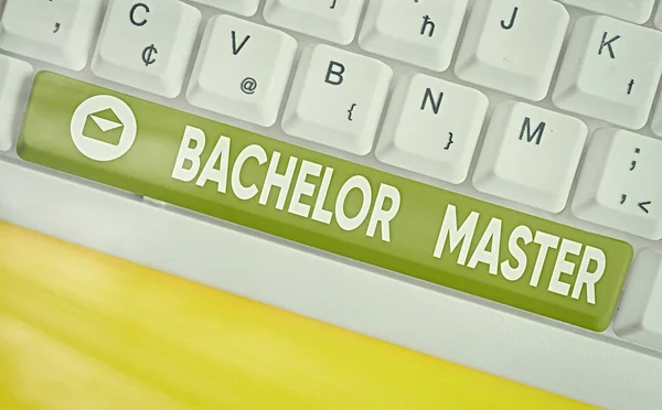 Texto de escritura de palabras Bachelor Master. Concepto de negocio para un grado avanzado completado después de licenciatura es grado . — Foto de Stock