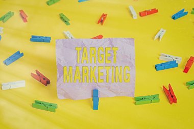 Kelime yazma, hedef pazarlama. Seyirci hedefi için iş konsepti. Renkli çamaşır iğnesi reklamları yapan müşteriler seçildi. Boş hatırlatıcı sarı zemin arka plan ofisi..