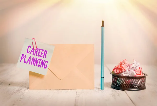 Escribir una nota que muestra la planificación de carrera. Exhibición de fotos de negocios Una lista de objetivos y las acciones que puede tomar para lograrlos Sobre papel marcador de notas adhesivas bolas contenedor fondo de madera . — Foto de Stock