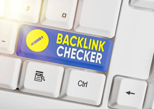 Escribiendo nota mostrando Backlink Checker. Exhibición de fotos de negocios Encuentre a sus competidores más valiosos y patrones de puntos . — Foto de Stock