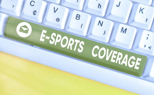 E 스포츠 커버리지라는 문자를 쓴다. 뉴스보기 비즈니스 컨셉 - 최신 스포츠 대회 방송. — 스톡 사진
