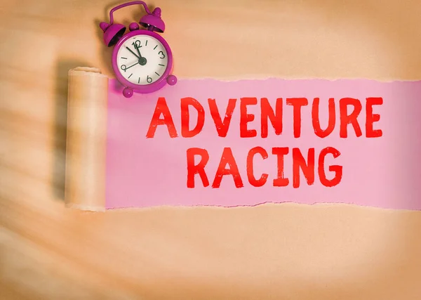 Escritura a mano escritura de texto Adventure Racing. Concepto que significa deporte disciplinario que implica la navegación en curso desconocido . — Foto de Stock