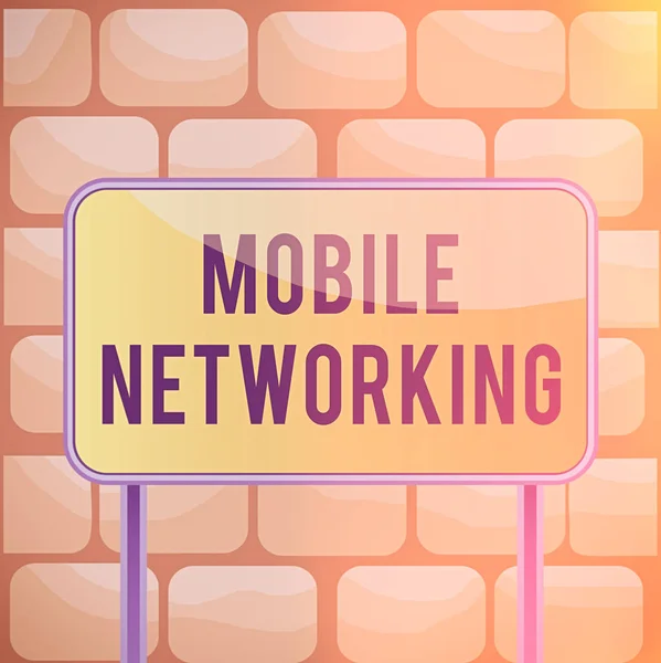 Χειρόγραφο κείμενο που γράφει Mobile Networking. Έννοια σημαίνει Δίκτυο επικοινωνίας όπου ο τελευταίος σύνδεσμος είναι ασύρματο Διοικητικό Συμβούλιο έδαφος μεταλλικό πόλο κενό πίνακα σανίδα πολύχρωμο backgound επισυνάπτεται. — Φωτογραφία Αρχείου