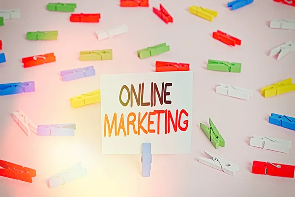 Word κείμενο γραφής Online Marketing. Επιχειρηματική έννοια για τη διαφήμιση μορφή που χρησιμοποιεί το Διαδίκτυο παραδώσει τις ανάγκες των πελατών Χρωματιστά χαρτιά clothespin κενή υπενθύμιση ροζ παραμάνα του δαπέδου γραφείο. — Φωτογραφία Αρχείου