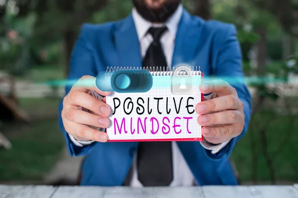 Escribiendo una nota que muestra la mentalidad positiva. Foto de negocios mostrando actitud mental y emocional que se centra en el lado positivo . — Foto de Stock