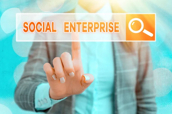 Redacción de texto a mano Social Enterprise. Concepto que significa negocio que hace dinero de una manera socialmente responsable . — Foto de Stock