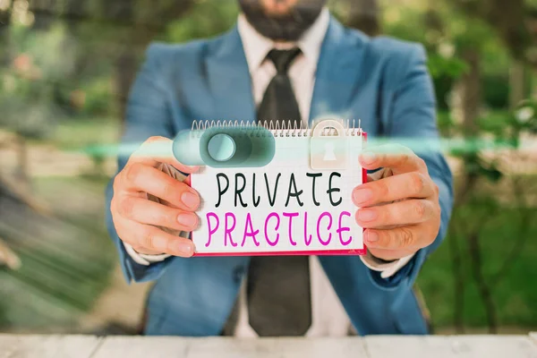 Note d'écriture montrant la pratique privée. Photo d'affaires montrant le travail d'un praticien professionnel tel qu'un examen ou un avocat . — Photo