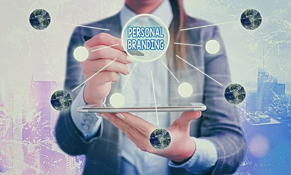 Kişisel markalaşmayı gösteren kavramsal el yazısı. Bu görüntünün Marka elemanları olarak kendilerini pazarlayan insanların iş fotoğrafı metni NASA tarafından desteklenmektedir..