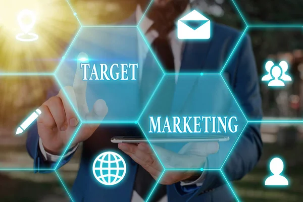 Schreibnotiz, die Target Marketing zeigt. Geschäftsfoto mit Zielgruppe Ausgewählte Kunden Werbung. — Stockfoto