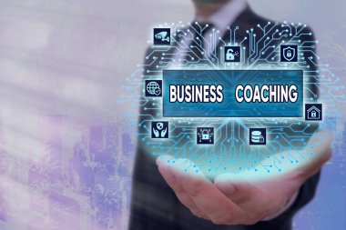 İş koçluğunu gösteren bir not yazıyorum. İş fotoğraflarının sergilenmesi çalışanların bir uzmana danışmada daha aktif hale gelmesine yardımcı oluyor..