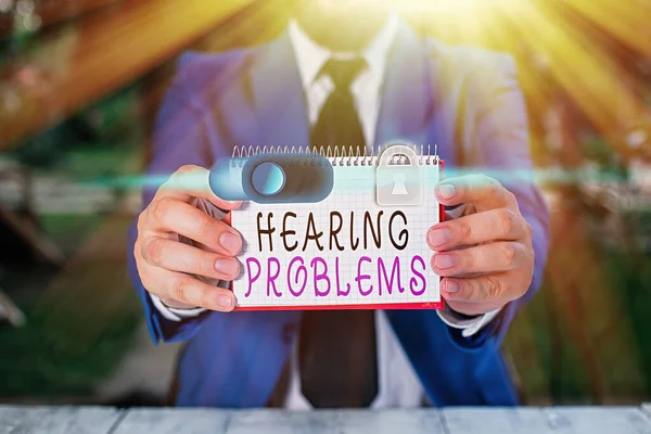 Skriva lapp som visar hörselproblem. Företagsfoto showcasing är partiell eller total oförmåga att lyssna på ljud normalt. — Stockfoto