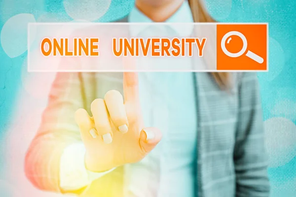 Tekst pisma pisma Online University. Pojęcie oznaczające, że kursy kształcenia na odległość są przejmowane przez Internet. — Zdjęcie stockowe