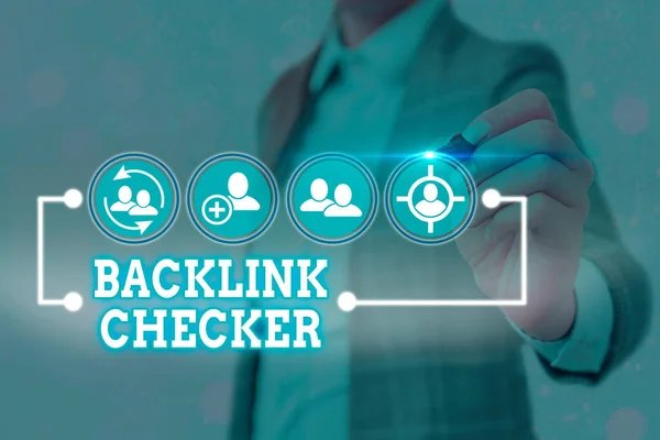 Escribiendo nota mostrando Backlink Checker. Exhibición de fotos de negocios Encuentre a sus competidores más valiosos y patrones de puntos . —  Fotos de Stock