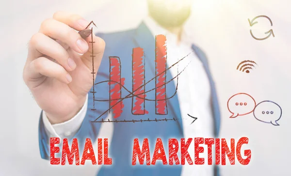 Pisanie tekstu Email Marketing. Koncepcja biznesowa wysyłania wiadomości handlowych do grupy wyświetlaczy za pomocą poczty. — Zdjęcie stockowe