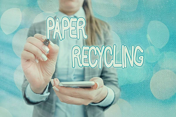 Sinal de texto mostrando reciclagem de papel. Foto conceitual Usando os papéis usados de uma nova maneira, reciclando-os . — Fotografia de Stock