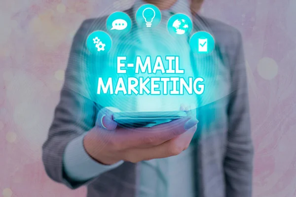 Znak tekstowy pokazujący e-mail Marketing. Zdjęcie koncepcyjne Wysyłanie komercyjnej wiadomości do grupy wyświetlaczy za pomocą poczty. — Zdjęcie stockowe