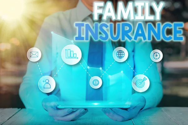Konceptuální rukopis ukazující rodinné pojištění. Obchodní foto text placení částečné nebo plné zdravotní péče pro příbuzné. — Stock fotografie