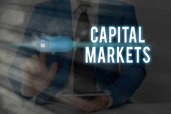 Brief van Capital Markets. Zakelijke foto showcasing Sta bedrijven toe om fondsen te werven door het verstrekken van marktbeveiliging. — Stockfoto